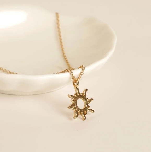 *Clem* Sun Pendant Necklace - Picture 3 of 3